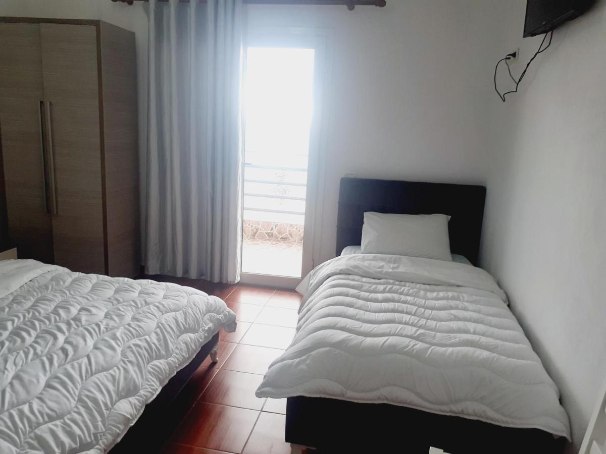 Anxhelos Hotel Himare Esterno foto