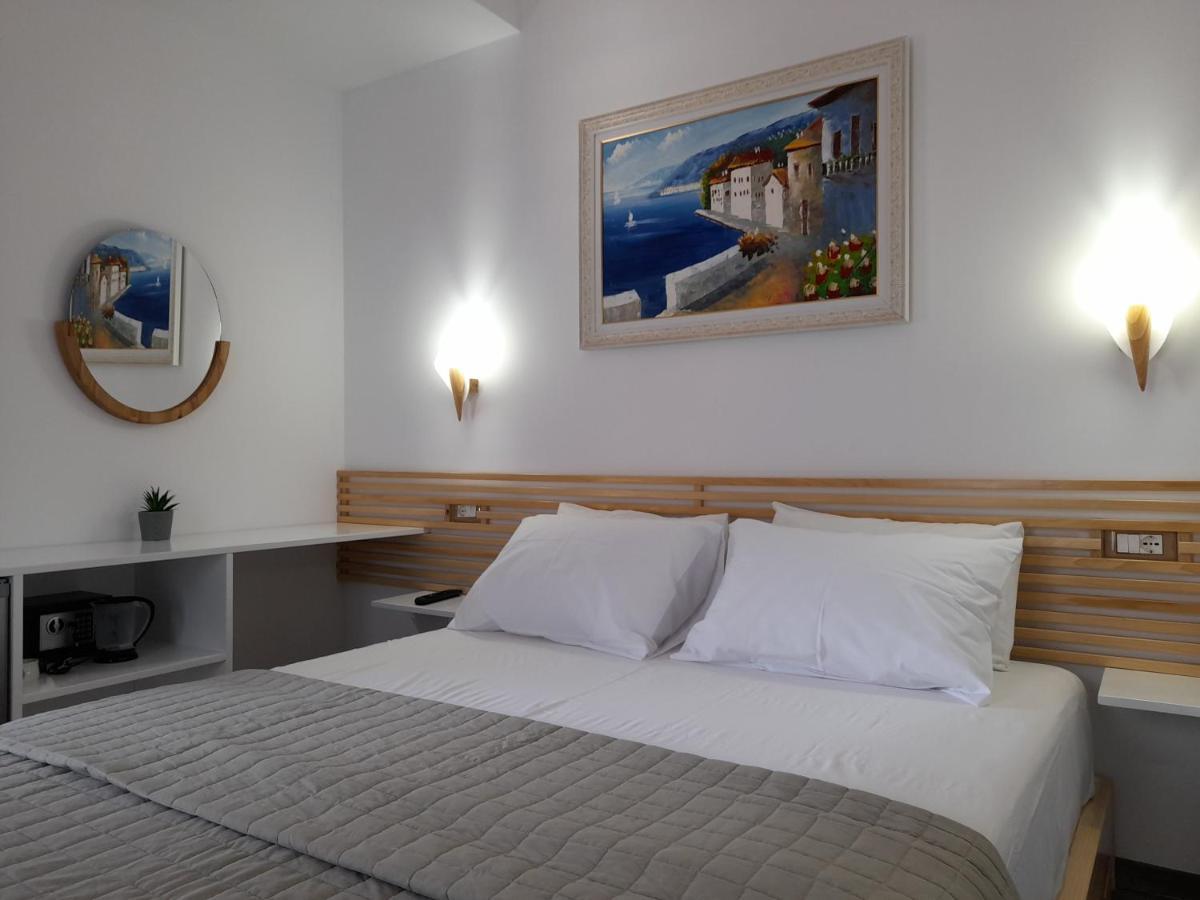 Anxhelos Hotel Himare Esterno foto