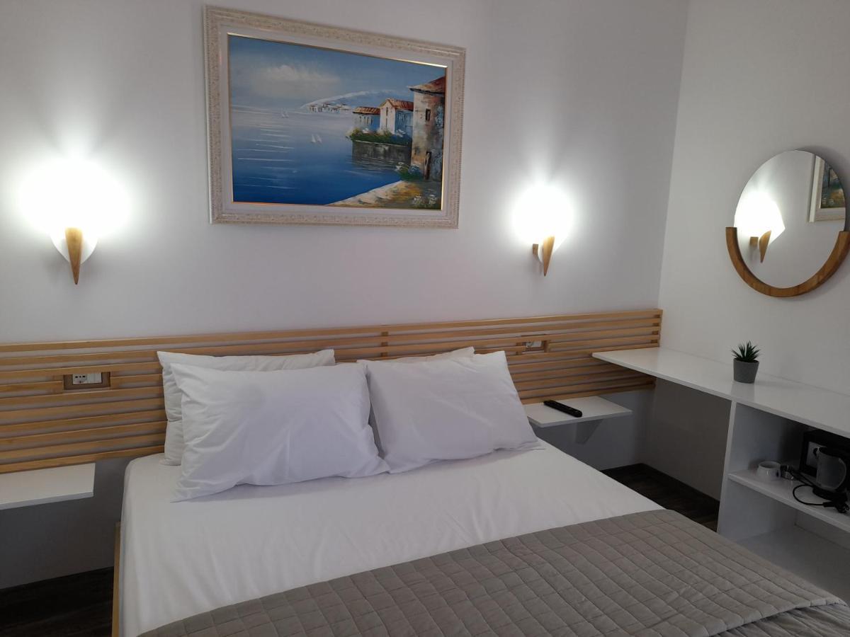 Anxhelos Hotel Himare Esterno foto